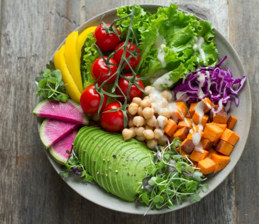 일상 속 뇌건강 지키기, 작은 습관이 큰 변화를 만든다 bowl of vegetable salads