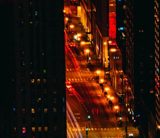 일상의 불규칙한 빛과 소음이 생체시계를 어지럽히는 과정 aerial view photography of vehicles at nighttime