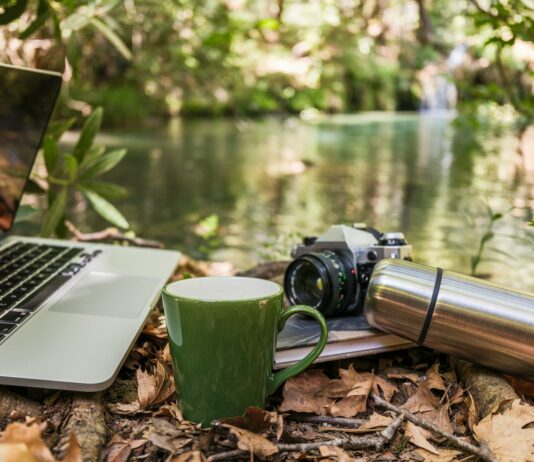디지털 디톡스, 스트레스를 줄이고 삶의 질을 높이는 첫걸음 Laptop, camera, and mug by a forest stream