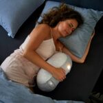 ‘수면의 재발견’…한국인의 건강한 잠을 위한 새로운 라이프스타일 woman in white tank top lying on bed