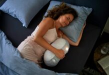 ‘수면의 재발견’…한국인의 건강한 잠을 위한 새로운 라이프스타일 woman in white tank top lying on bed