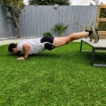 바쁜 일상 속에서도 건강 챙기는 ‘마이크로 운동’ 트렌드 확산 woman in white tank top and black shorts lying on green grass field during daytime