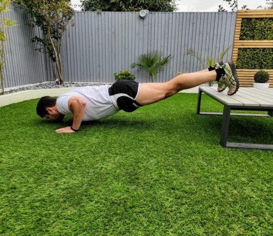 바쁜 일상 속에서도 건강 챙기는 ‘마이크로 운동’ 트렌드 확산 woman in white tank top and black shorts lying on green grass field during daytime