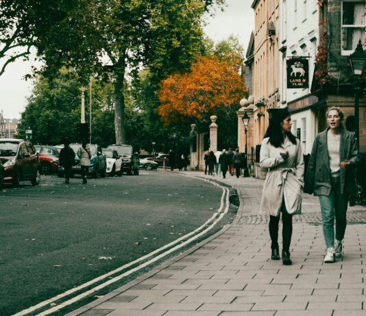 ‘1일 1산책’, 바쁜 일상 속 건강 지키는 똑똑한 선택 a couple of people walking down a street