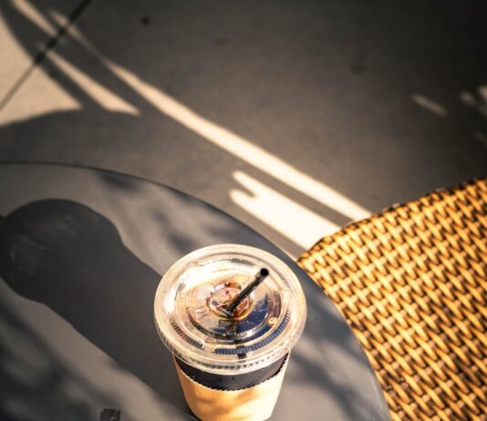 “마음을 지키는 작은 습관, 일상 속 스트레스 관리법 주목” Iced coffee on a table with dappled sunlight