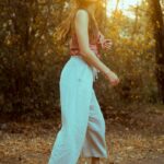 대세는 ‘마음 챙김 걷기’…걷기 운동에 명상을 더하다 woman in white spaghetti strap dress standing on brown soil during daytime