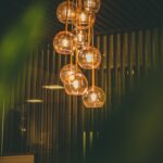 공간·공기·조명의 영향: 실내환경이 신체리듬·호르몬·면역에 미치는 영향 selective focus photography of lit pendant lights
