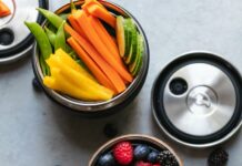 몸이 좋아한다고 말하지 않는 음식들이 우리에게 남기는 것들 sliced fruits