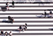 꾸준한 걷기 습관, 일상에 녹여 건강 챙기는 새로운 트렌드 aerial view photography of group of people walking on gray and white pedestrian lane
