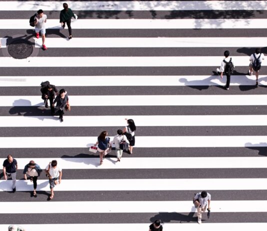 꾸준한 걷기 습관, 일상에 녹여 건강 챙기는 새로운 트렌드 aerial view photography of group of people walking on gray and white pedestrian lane