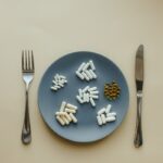 ‘마시는 영양제에서 스마트 보충제까지’… 변하는 건강습관, 현명한 선택법은? a plate with food on it