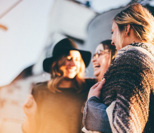 사회적 고립감이 몸에 남기는 보이지 않는 울림 people laughing and talking outside during daytime