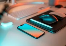 근골격계 미세손상과 예방: 장시간 앉기, 스마트기기 사용과 연계된 건강위험 a laptop, mouse, and cell phone on a desk