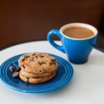 번아웃 막는 ‘마이크로 브레이크’…일상 속 휴식 루틴이 건강 좌우한다 chocolate cookie on plate