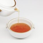 일상 속에서 자연스럽게 실천하는 대체요법, 건강 트렌드로 자리잡다 tea pours into white teacup