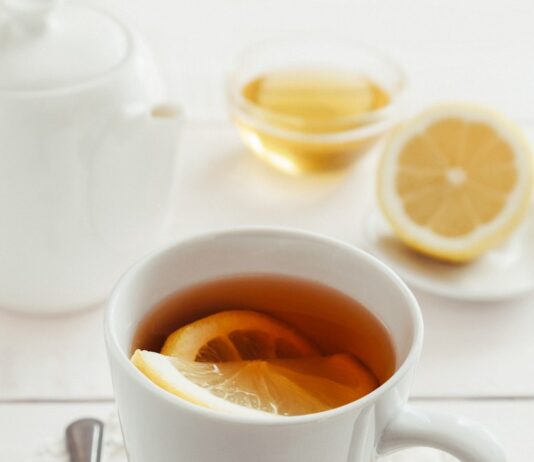 일상 속 대체요법, 건강을 더하는 새로운 습관으로 자리 잡다 a cup of tea with a slice of lemon on a doily