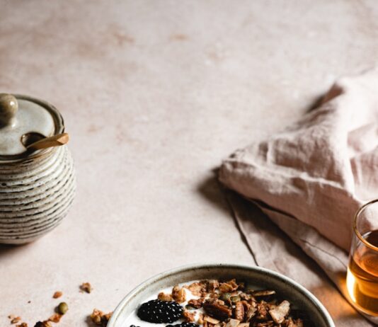 일상 속 스트레스, ‘작은 변화’로 조절한다… 건강 트렌드 따라 해보는 실천 팁 a bowl of yogurt with blackberries and granola