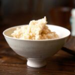 달라지는 식단 트렌드, 실생활에서 건강하게 따라잡기 a white bowl filled with rice on top of a wooden table