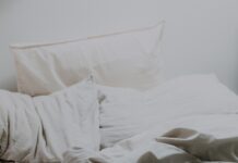 “수면의 질 높이기, 일상 속 작은 변화에서 시작하세요” white pillows and bed comforter