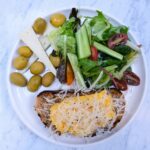 “한 끼도 풍성하게, 내 몸에 맞춘 식단 트렌드가 뜬다” A delicious plate of food with bread.