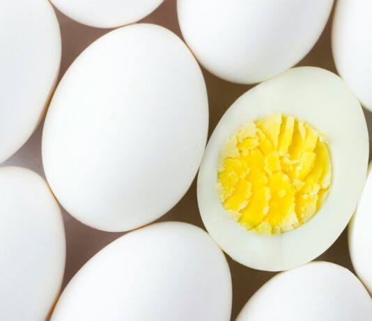 직장인 건강, ‘작은 변화’에서 시작된다…일상 속 실천법 주목 white egg lot on brown wooden table