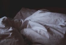 수면의 질과 장내 미생물: 잠과 장 건강의 연결고리 closeup photo of white blanket