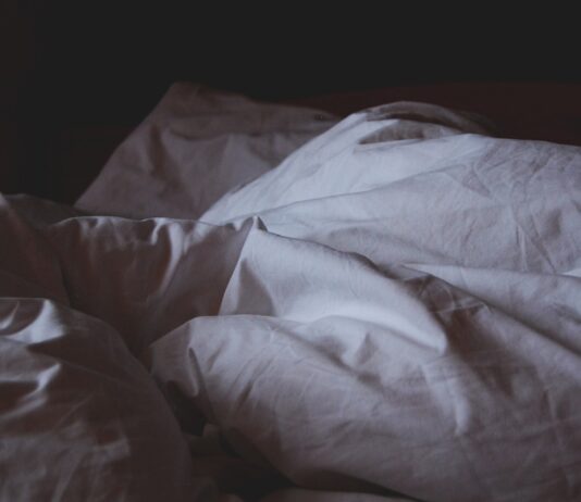 수면의 질과 장내 미생물: 잠과 장 건강의 연결고리 closeup photo of white blanket