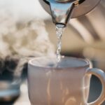 “마시면서 지키는 건강 습관, 최근 각광받는 ‘물 마시기 루틴'” a glass pouring water into a cup