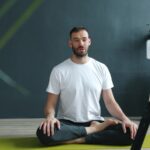 필라테스, 일상 속 건강한 움직임으로 자리잡다 Man meditating on yoga mat recording with phone.