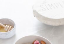 일과 건강의 균형 찾기, 직장인을 위한 생활 속 건강법 strawberries in white ceramic bowl