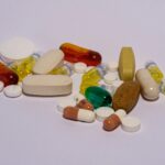 미량 영양소 결핍의 재조명: 비타민·미네랄 부족이 일으키는 보이지 않는 증상 A pile of pills sitting on top of a white table