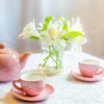 바쁜 일상 속 스트레스, 작은 변화가 큰 힘 된다 white and yellow flower in clear glass vase
