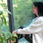 “매일 조금씩, 뇌건강 챙기는 작은 습관이 인생 바꾼다” a woman sitting on a window sill looking out the window