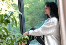 “매일 조금씩, 뇌건강 챙기는 작은 습관이 인생 바꾼다” a woman sitting on a window sill looking out the window