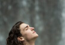 “마음챙김 걷기로 하루를 새롭게 여는 법…실천 노하우와 일상 루틴 제안” man in gray pullover hoodie closed eyes while heads up