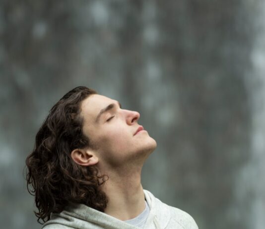 “마음챙김 걷기로 하루를 새롭게 여는 법…실천 노하우와 일상 루틴 제안” man in gray pullover hoodie closed eyes while heads up