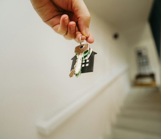 “근육, 일상 속 활력을 더하는 가장 실용적인 선택” A person holding a house key in their hand