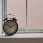 “잘 자야 잘 산다”…한국인의 바쁜 일상 속 실속 수면법 black alarm clock at 10:09