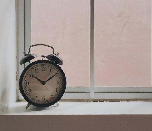 “잘 자야 잘 산다”…한국인의 바쁜 일상 속 실속 수면법 black alarm clock at 10:09