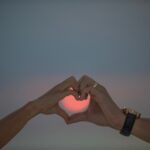 ‘마음이 편한 하루’… 스트레스 관리, 작은 실천이 큰 변화를 만든다 a close-up of hands shaking