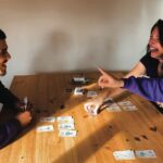 디지털 디톡스, 건강한 일상을 위한 똑똑한 습관되기 a group of people sitting around a wooden table