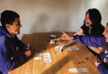 디지털 디톡스, 건강한 일상을 위한 똑똑한 습관되기 a group of people sitting around a wooden table