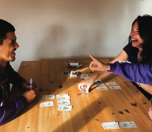 디지털 디톡스, 건강한 일상을 위한 똑똑한 습관되기 a group of people sitting around a wooden table