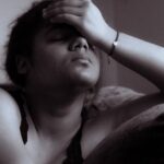 감정 피로와 신체 피로의 경계: 만성피로가 되지 않기 위한 생활리듬 a black and white photo of a woman sitting on a couch