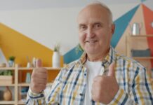 나이 들면서 건강해지는 ‘웰에이징(well-ageing)’ 라이프스타일의 실제 Smiling older man gives two thumbs up.