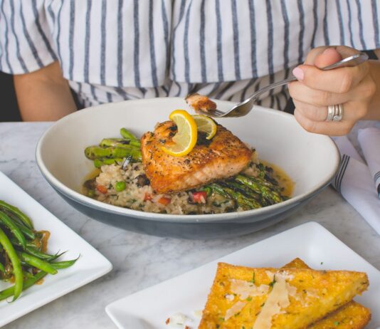 ‘소박한 밥상, 똑똑한 선택’… 내 몸에 맞는 식단 실천법 주목받아 person eating fish meat