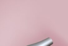 건강한 모발, 생활 속 실천으로 관리하세요 person holding gray corded hair dryer