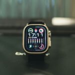 AI, 건강관리의 새로운 동반자… 일상 속 똑똑한 실천법 제안 a smart watch sitting on top of a table