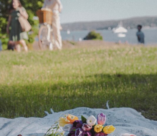 ‘헬시 플레저(Healthy Pleasure)’ 시대의 식생활 변화: 고단백·저당을 넘어 a picnic blanket with food and drinks on it