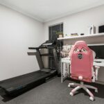 바쁜 일상 속 ‘짧은 운동’ 열풍…짬내기 운동 실천법 주목 A room with a treadmill and a desk